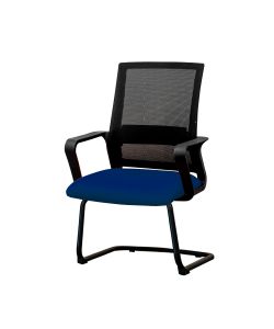 BASIC Silla de visita con respaldar en malla negra y  asiento en tela azul, base de metal negro pintado tipo trineo fija y brazos fijos.